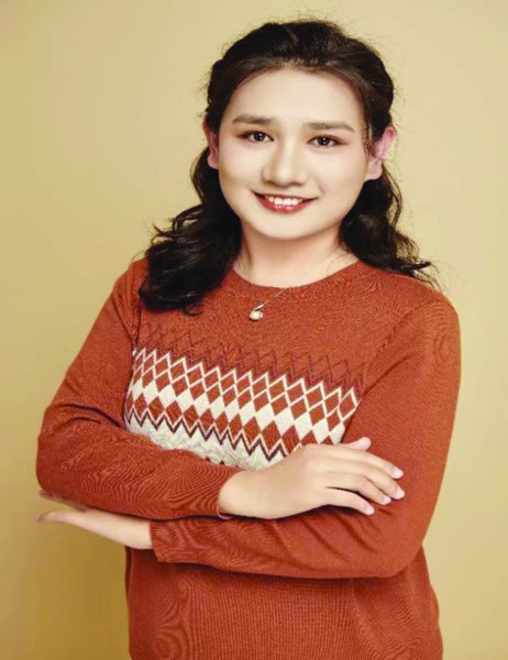 李帅,济南市甸柳第一小学班主任、语文教师。曾获济南市第一届立德树人双领军教师、济南市优秀班主任、济南市历下区优秀班主任、济南市历下区领航班主任工作室主持人、济南市历下区教学能手等荣誉称号;两次获济南市小学语文评优课一等奖;获评“历下名师”建设工程人选;所带班级获济南市先进班集体;执教市、区展示课20余节。